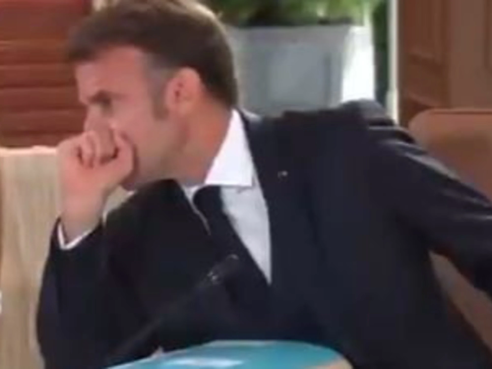 Macron sussurra qualcosa all'orecchio a Meloni: il video è virale