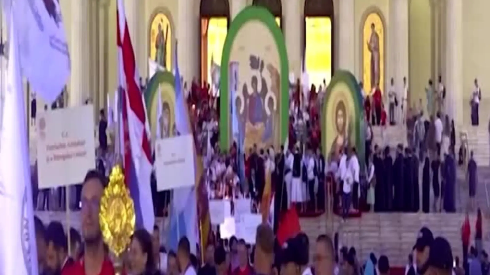 Romania, in migliaia alla processione delle luci