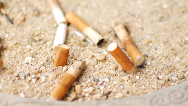 Spiagge italiane, boom di mozziconi e plastica