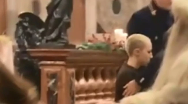 Ultima Generazione rovina la messa di Natale, blitz in Chiesa: per l'attivista finisce male
