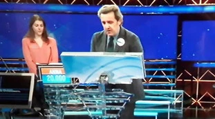 L'Eredità, terrificante gaffe di Anna: "Alle rotonde mi piego". Flavio Insinna: "Non può averlo detto davvero"