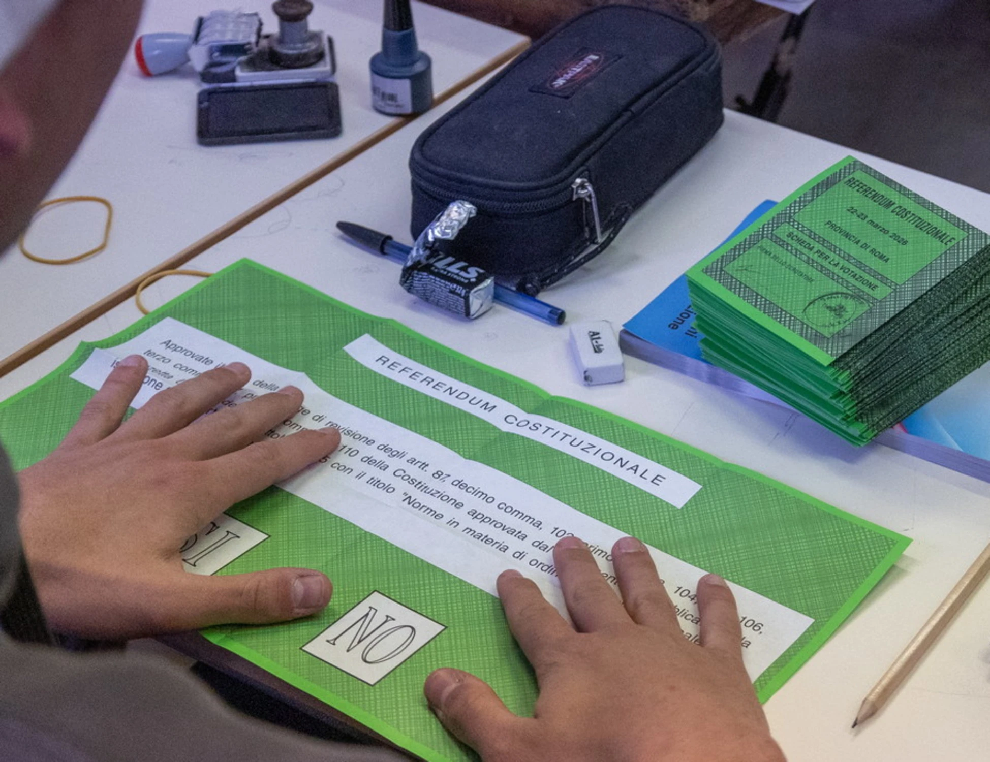 Referendum, "un gesto plateale": bloccato dalla GdF, follia al seggio di Catania
