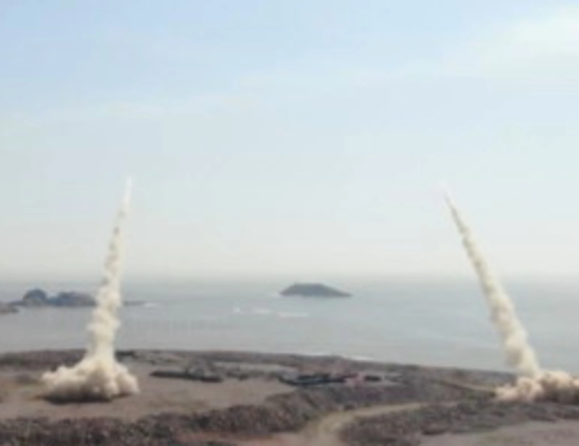 Taiwan, la Cina schiera l'esercito: "Attacchi a fuoco vivo", cosa sta succedendo