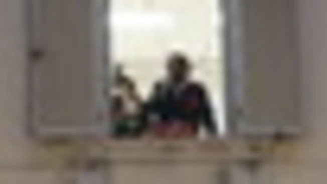 Sanremo, Paradiso saluta i fan dal balcone del Club dei Romantici