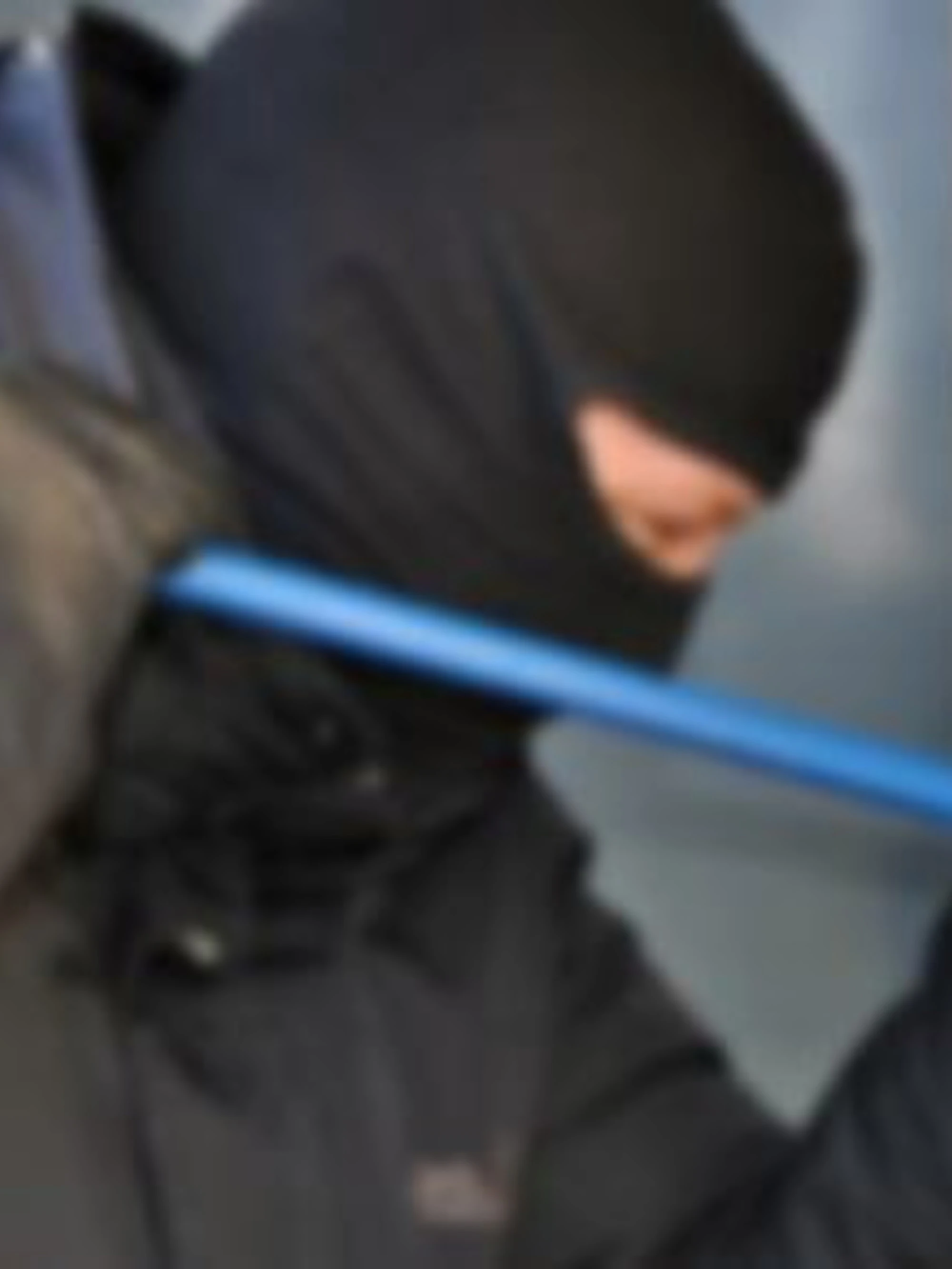 Entra in casa di notte: il proprietario spara, per il ladro finisce male