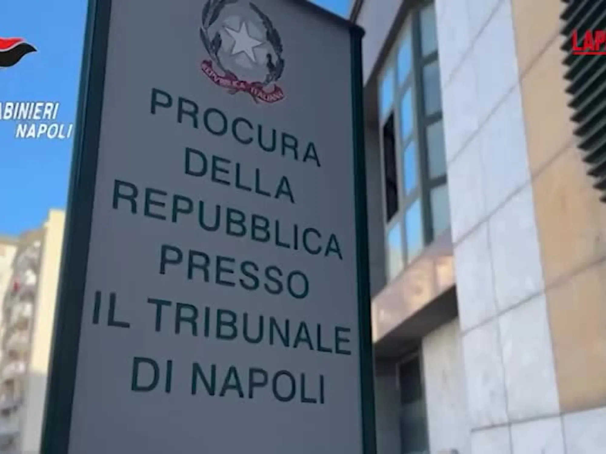 Leggi l'articolo: I carabinieri tirano fuori (a colpi di martello) 3,2 milioni da sotto il pavimento a Caivano