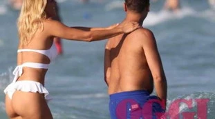 Virginia Saba e Di Maio al mare, lei con un micro bikini. Dagospia: "La fidanzata di cartone sarà riuscita a rianimare il ministro?"