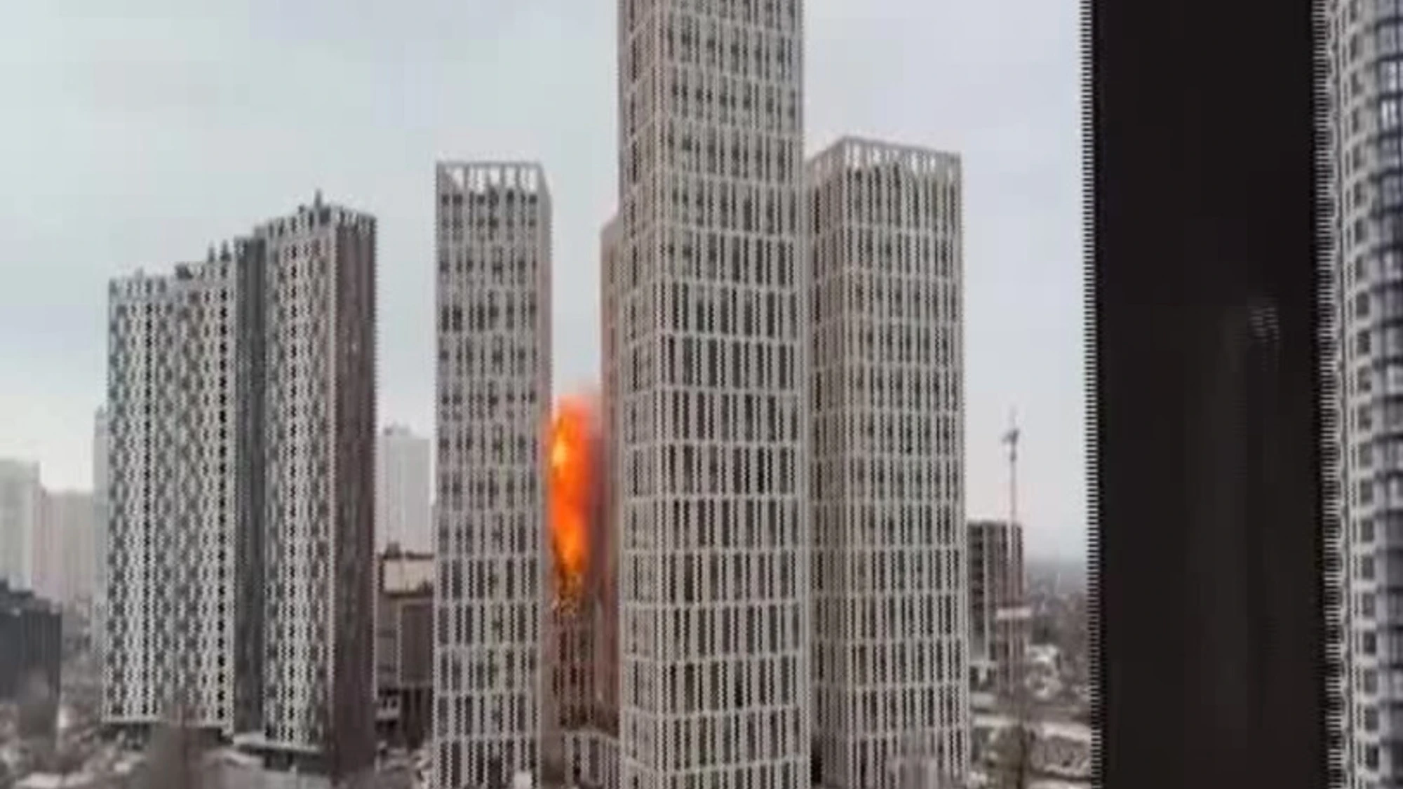 Raffica di attacchi a Kiev: così un drone colpisce un palazzo