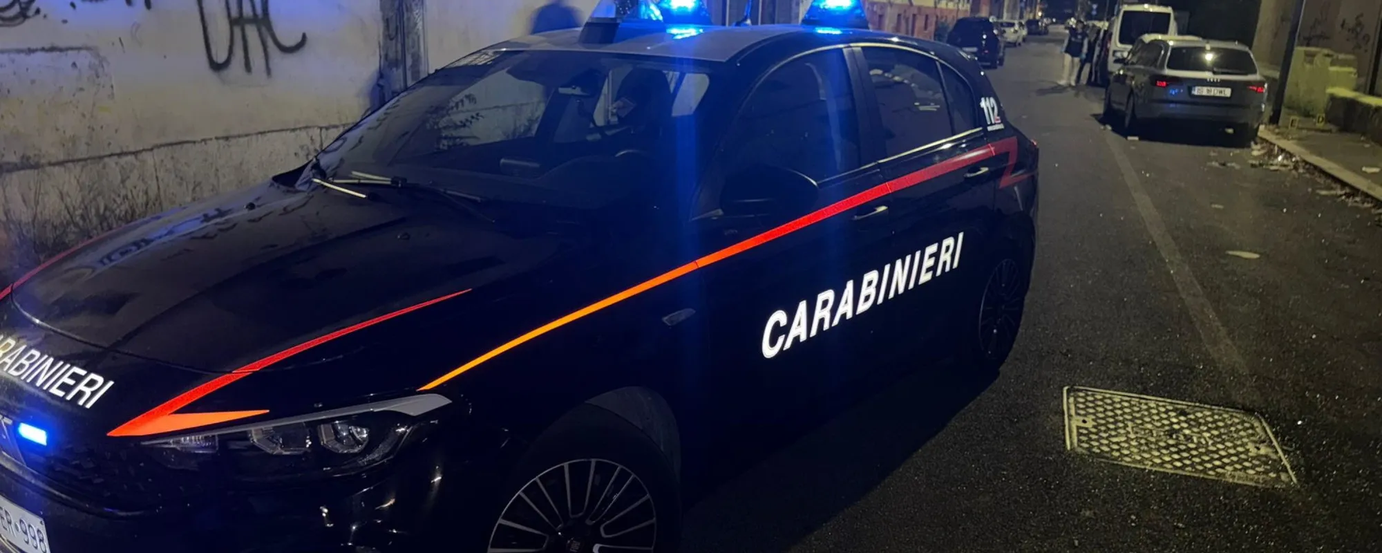 Donna ferita in strada con i cocci di bottiglia senza motivo: è caccia all'uomo