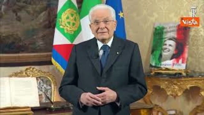 Discorso fine anno Mattarella, la foto storica del 2 giugno 1946 dietro il Presidente