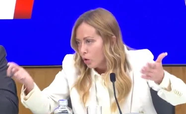Meloni, lezione al giornalista di Repubblica: "Contenta che lei lo difenda, mi scuso"