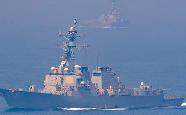 Iran, la guerra nel Golfo in diretta: Hormuz, fuoco contro tre torpediniere Usa