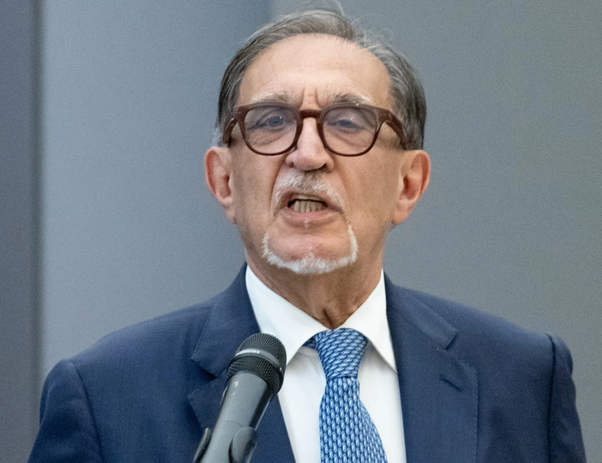 Ignazio La Russa, sfottò al Pd: "Dalle camicie nere al cappotto termico"