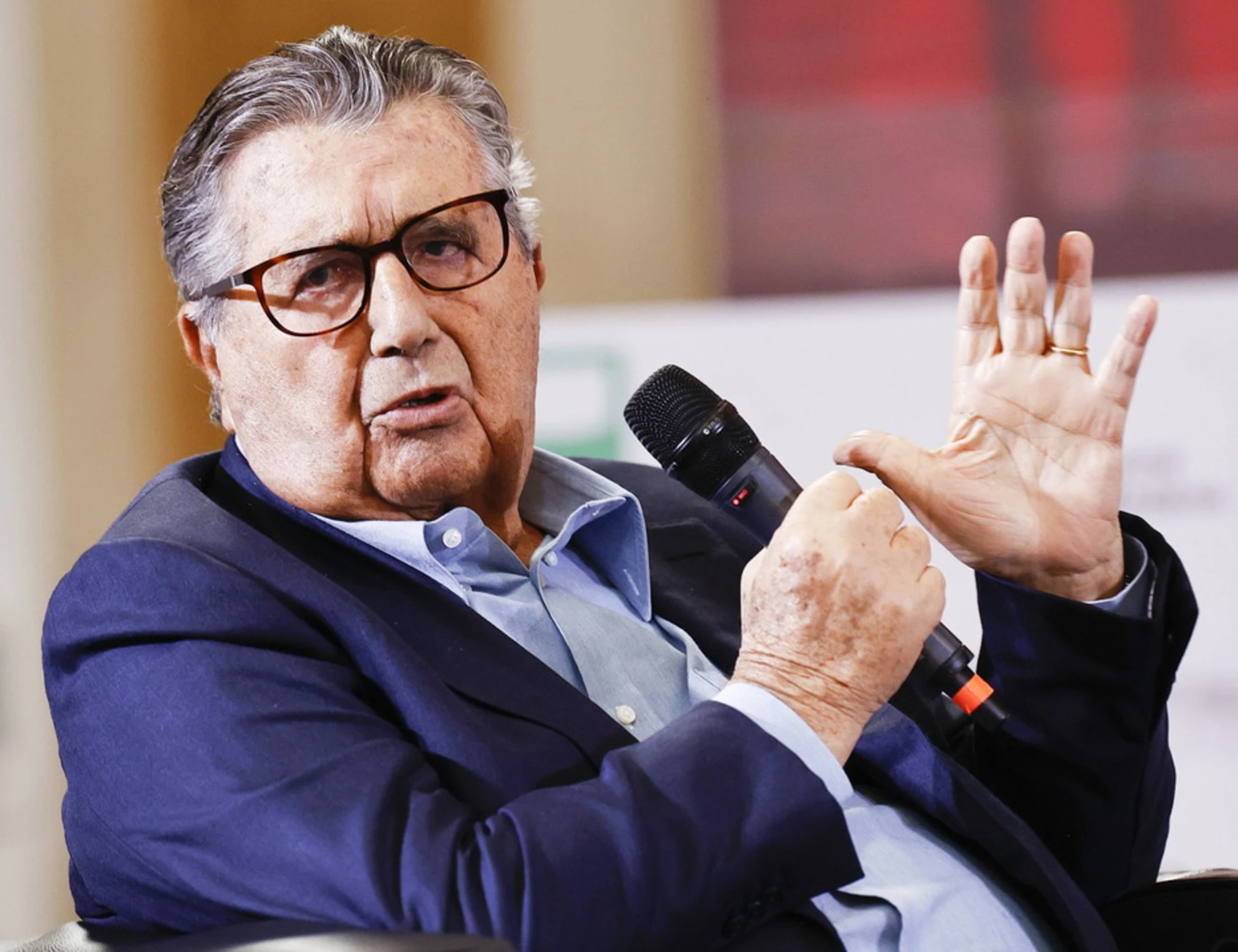 Il flop di De Benedetti: lascia il suo "Domani" a una fondazione