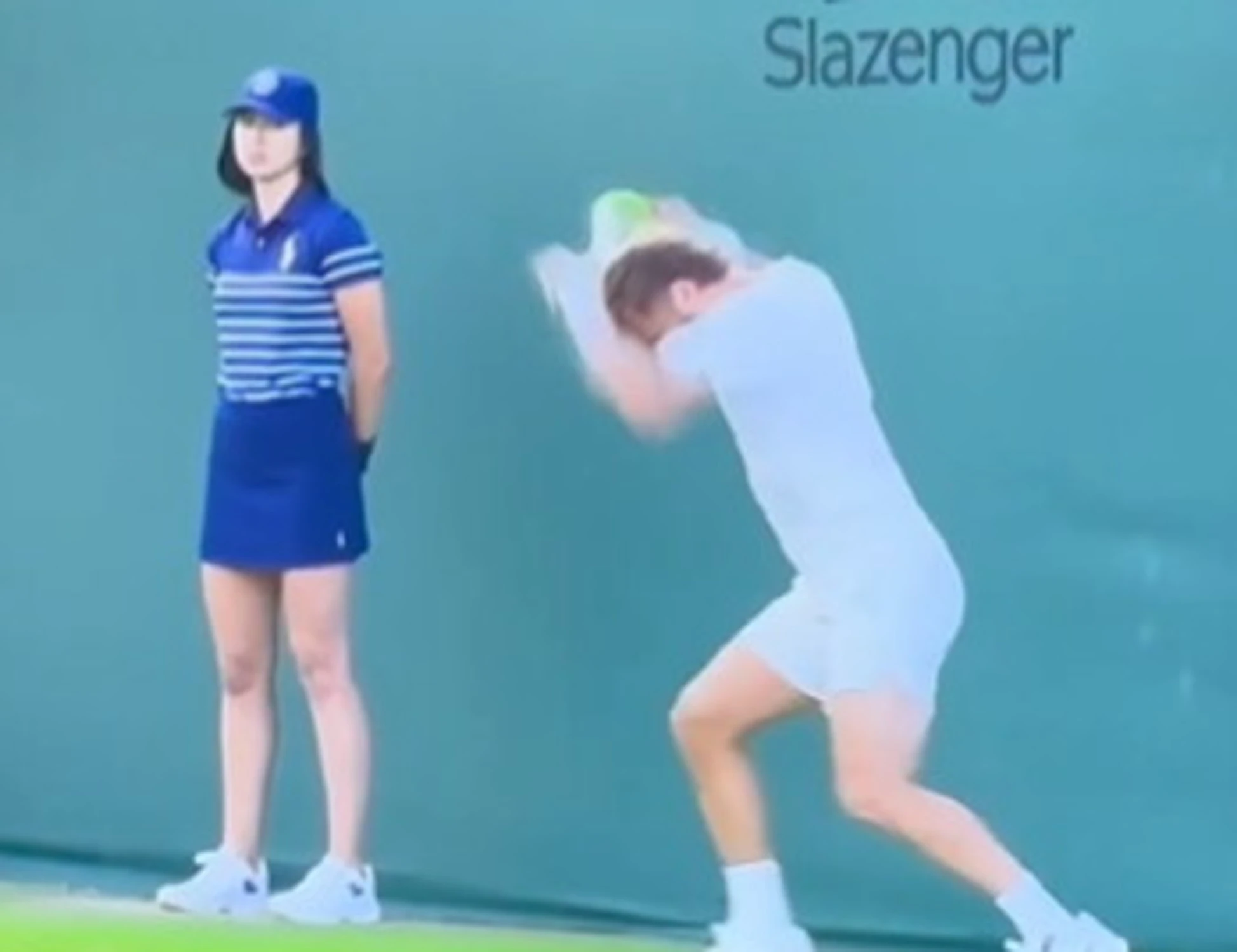 Wimbledon sconvolta, Moutet si spezza la racchetta contro la coscia