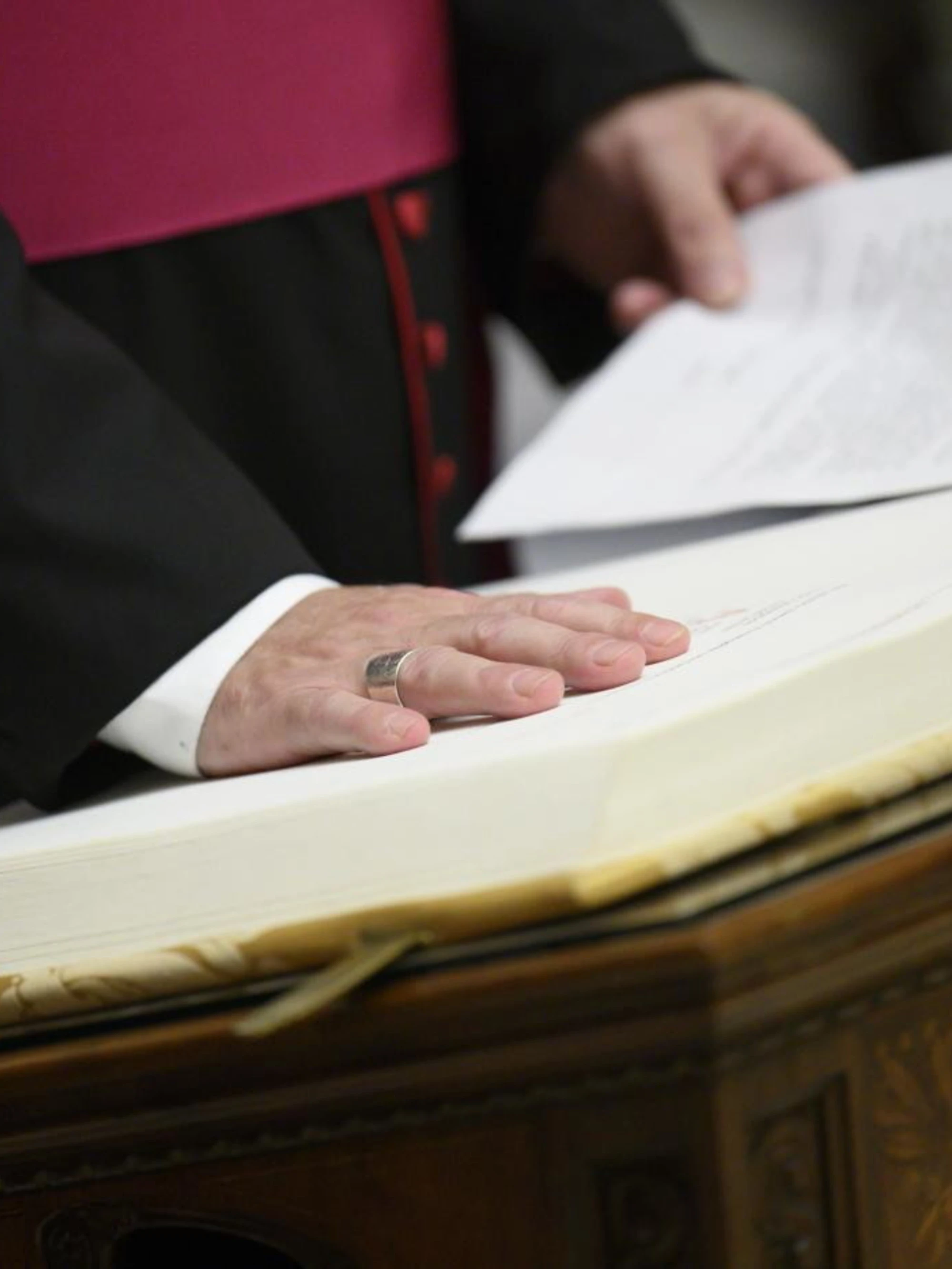 Il primo conclave dopo Bergoglio: drappi rossi e pallottoliere