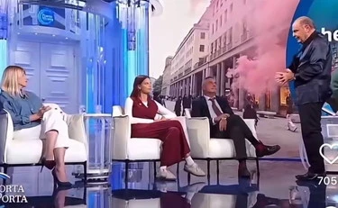 Porta a Porta, Vespa riprende la coordinatrice dell'Udu: "Dovete studiare quando venite qui"