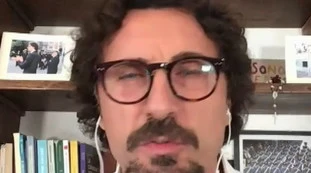 Danilo Toninelli a L'aria che tira "scorda" la crisi di governo: "Matteo Renzi non lo guarda più nessuno"