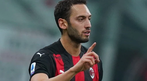 Milan, con Hakan Calhanoglu si mette male: distanza siderale sul rinnovo del contratto