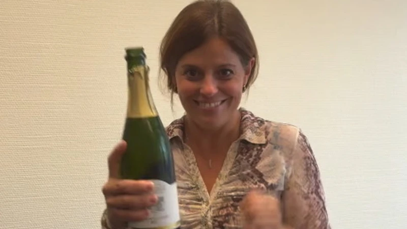 Ilaria Salis festeggia l'impunità stappando: l'ultimo sfregio