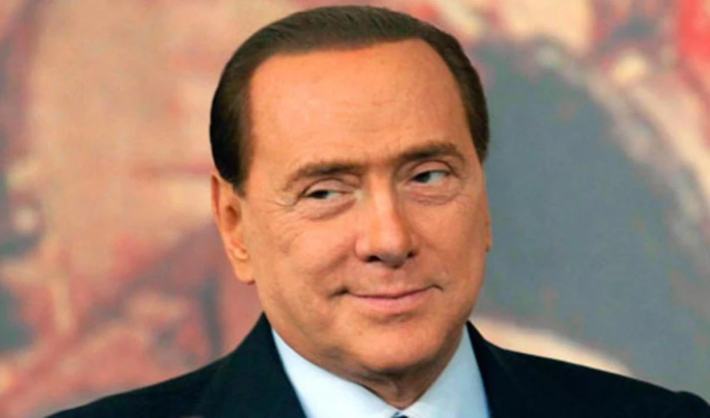 Berlusconi attacca l'opposizione:"Non si lavano, gli puzza l'alitoe hanno pure la forfora"
