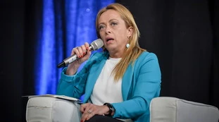 Giorgia Meloni a Porta a Porta: "Ogni tanto scrivo a Speranza, l'unico che mi dice qualcosa", come funziona la "collaborazione"