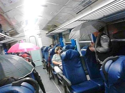 Piove dentro i vagoni, pendolari con ombrelli aperti su treno Pisa-Aulla