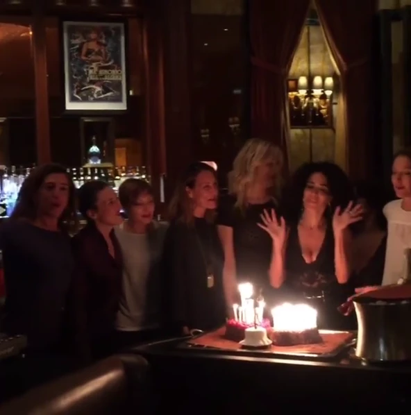Randi Ingerman, rissa alla festa di compleanno: appoggia la bottiglia sul tavolo sbagliato, e...