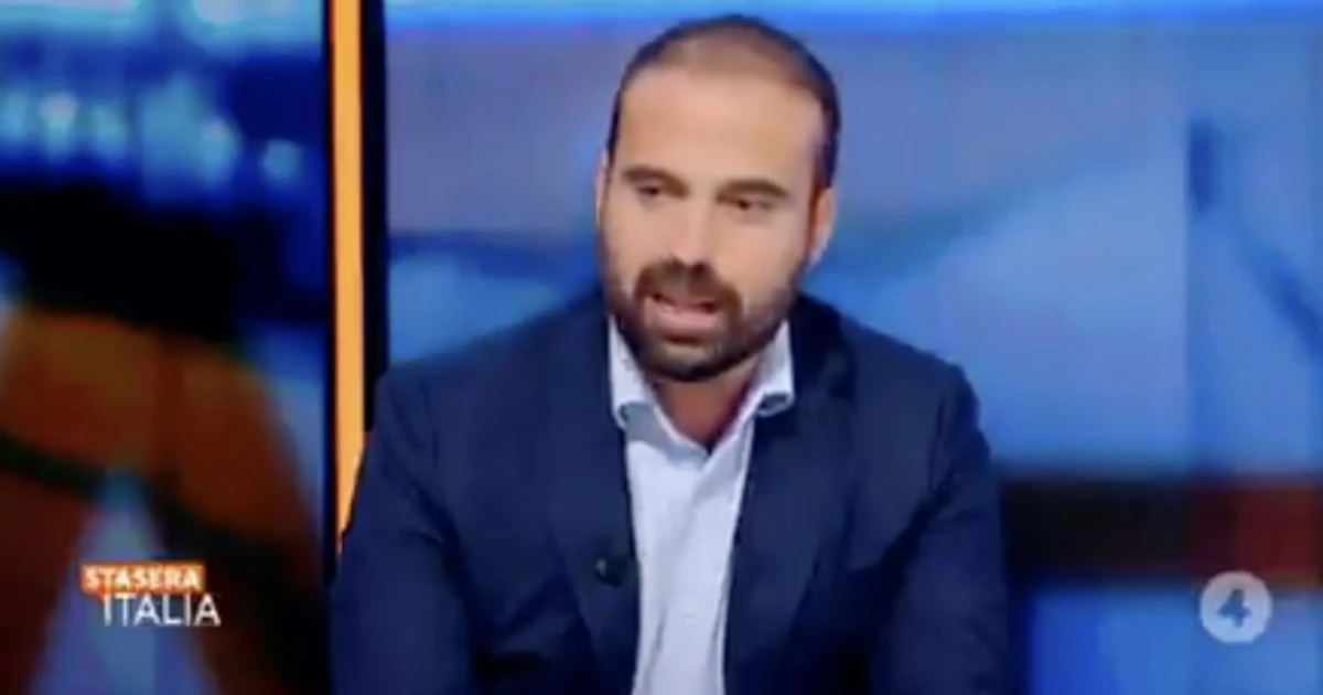 Luigi Marattin a Stasera Italia, il dettaglio sul telefono lo smaschera: "Non poteva che essere così"