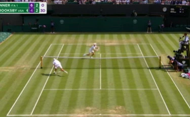 Sinner agli ottavi di Wimbledon: il punto che fulmina Brooksby e il gesto alla Alcaraz