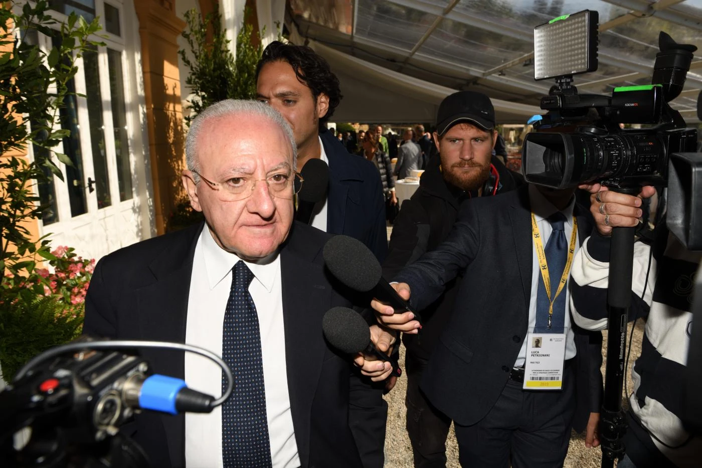 De Luca a gamba tesa su Salvini: "Se fai il ministro ti vesti da cristiano, non da uomo di Neanderthal"