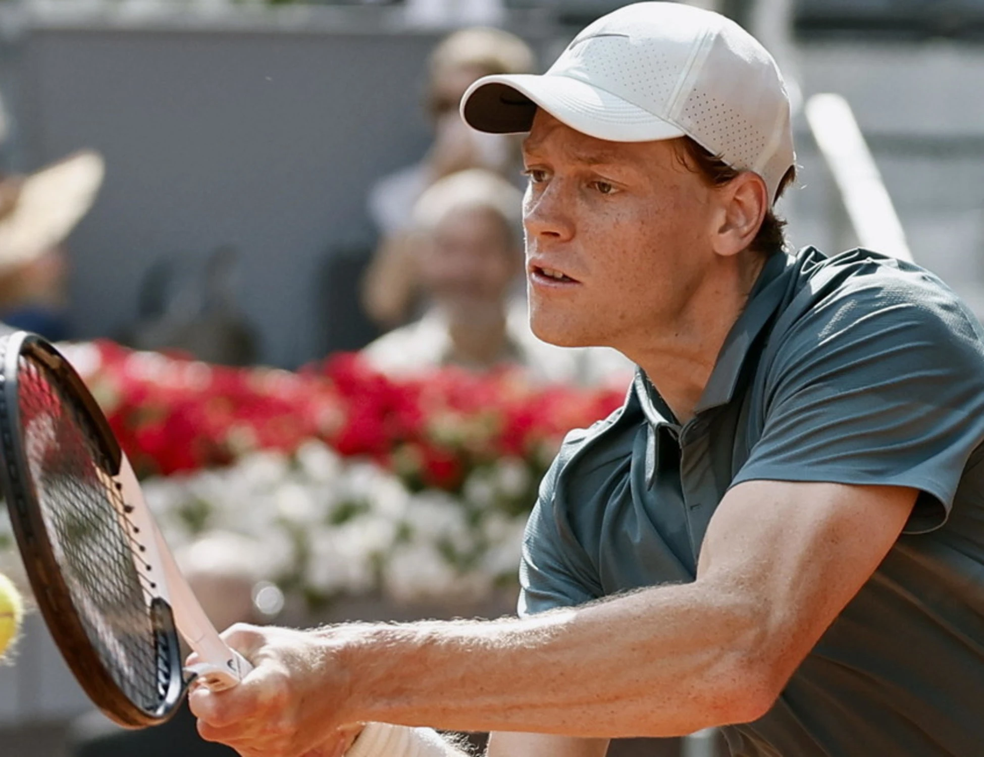 Jannik Sinner trionfa contro Bonzi: vittoria sofferta al Masters 1000 di Madrid