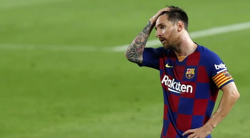 Barcellona, il calcio fa i conti con le perdite e chiede un taglio degli stipendi dei calciatori: il "no" di Messi e compagni