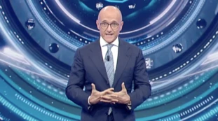 Grande Fratello Vip, Alfonso Signorini ha una nuova missione: "Ce lo siamo chiesti a lungo, perché abbiamo deciso di andare in onda"