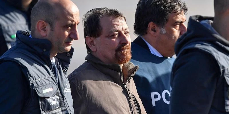 Cesare Battisti senza vergogna: schifo, come vuole sfuggire all'ergastolo