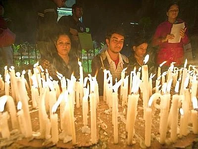 Nuova Delhi piange la giovane stuprata La salma accolta da Singh e Sonia Gandhi