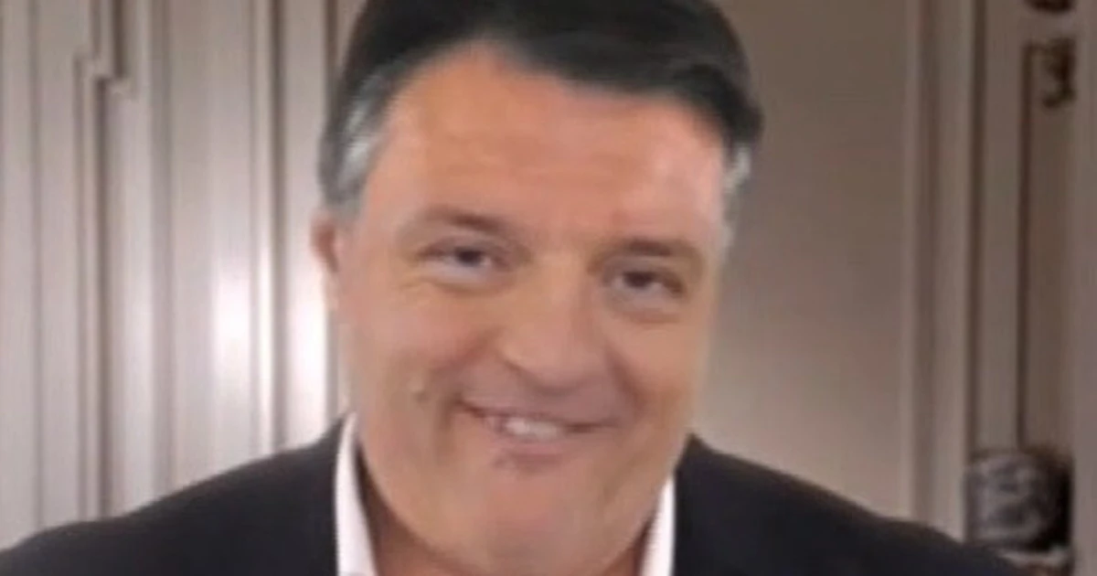 Striscia la Notizia, clamoroso: Matteo Renzi fa il gesto dell'ombrello a Mattarella: il video-bomba scovato dal tg satirico