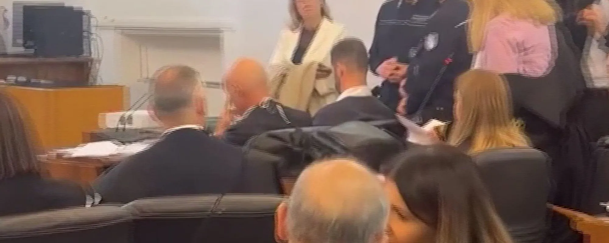 'Guardami in faccia!': alta tensione quando arriva Carlomagno