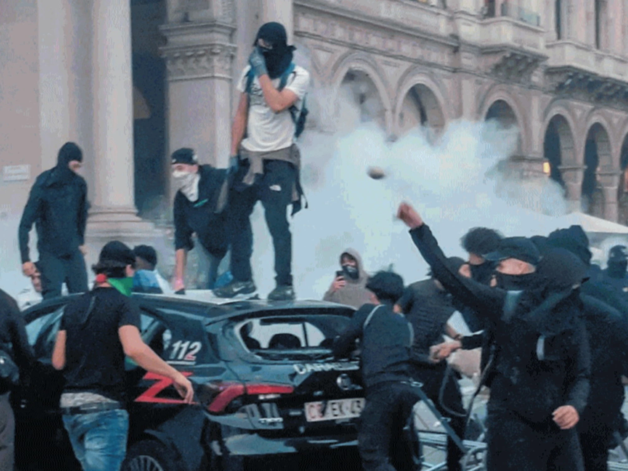 Milano, guerriglia in piazza: "Chi sta offrendo avvocati agli arrestati", la vergogna della sinistra