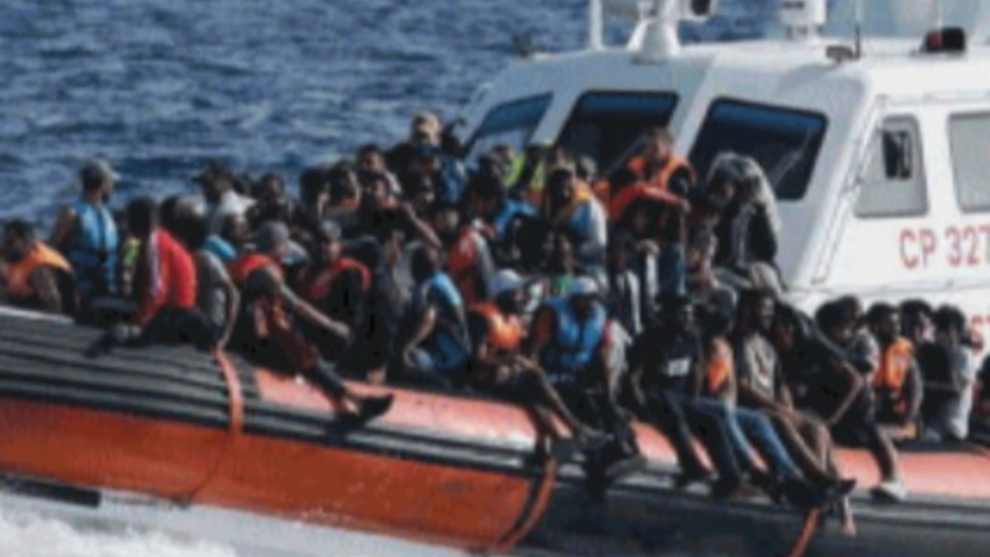 Napoli, ufficiale accusato di agevolare le pratiche per fare entrare immigrati clandestini