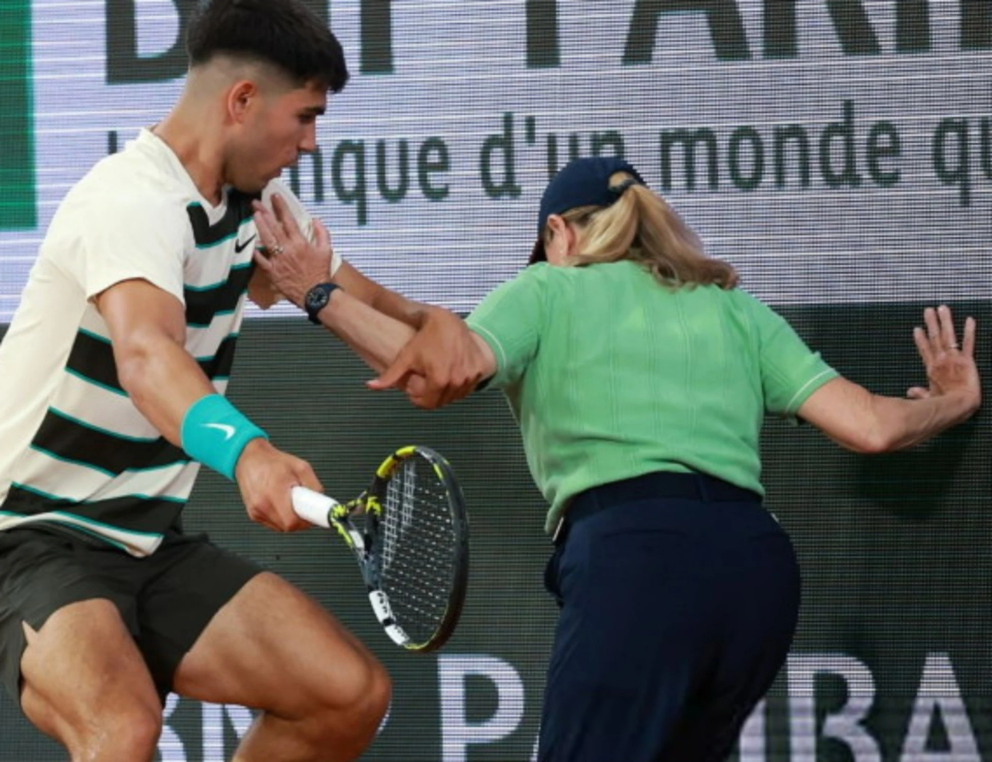 Alcaraz travolge la giudice di linea: disastro al Roland Garros