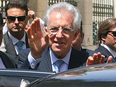 Monti ai giovani: "Sarà un 2013 di crescita, scommettiamo su di voi"