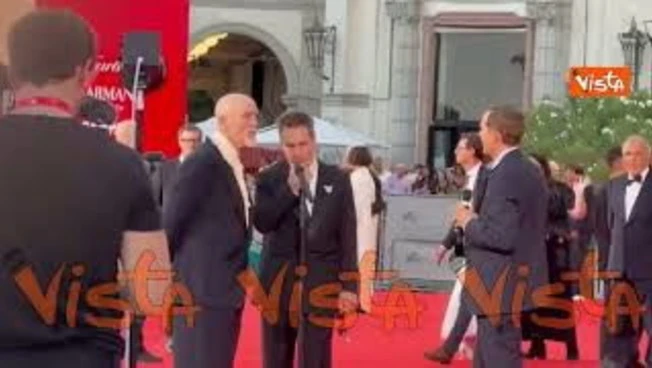 John Malkovich arriva sul red carpet di Venezia 83 per la seconda serata del festival
