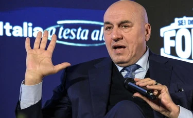 Crosetto, "sto tornando in Italia". Volo militare da Dubai, "ho pagato il triplo": uno schiaffo ai 5 Stelle