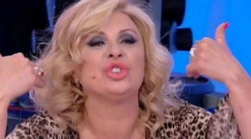 Uomini e Donne, Tina Cipollari è una furia in studio a Uomini e Donne, la De Filippi costretta a intervenire