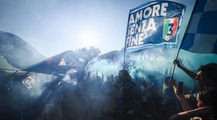 Napoli, la lettera che svela la vergogna: "Togliti subito quella sciarpa"