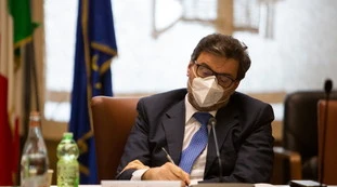 Aperture, il retroscena di Minzolini: "Quel giorno Giorgetti ha fatto girare un sms". Dietro al sì di Draghi il buonsenso