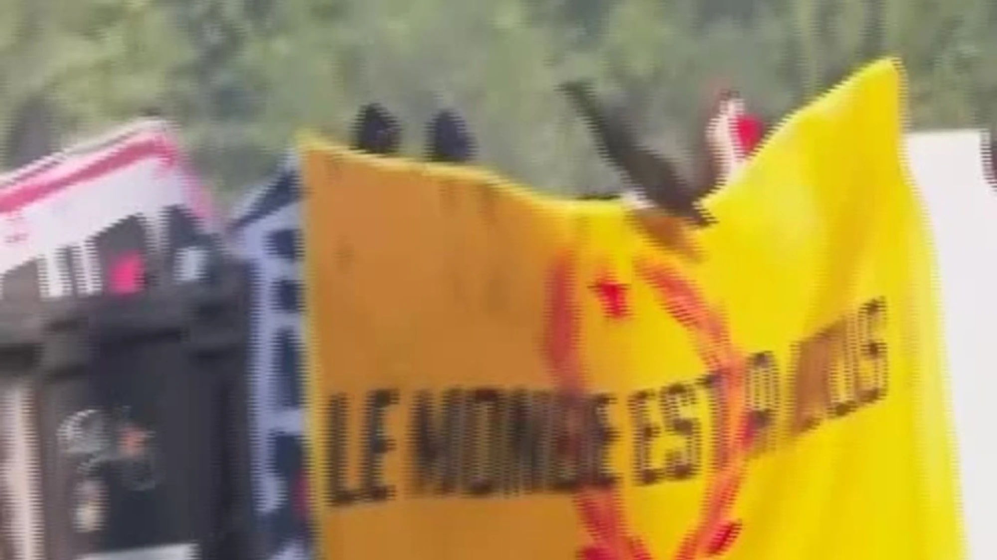 G7, a Ginevra scontri tra polizia e manifestanti: auto in fiamme e cannoni ad acqua
