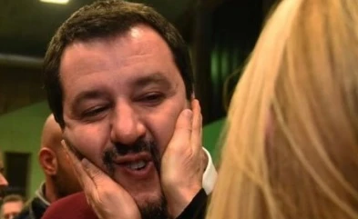 Matteo Salvini, l'agguato perfetto: la bionda lo stritola, poi la tizia con la Nutella...