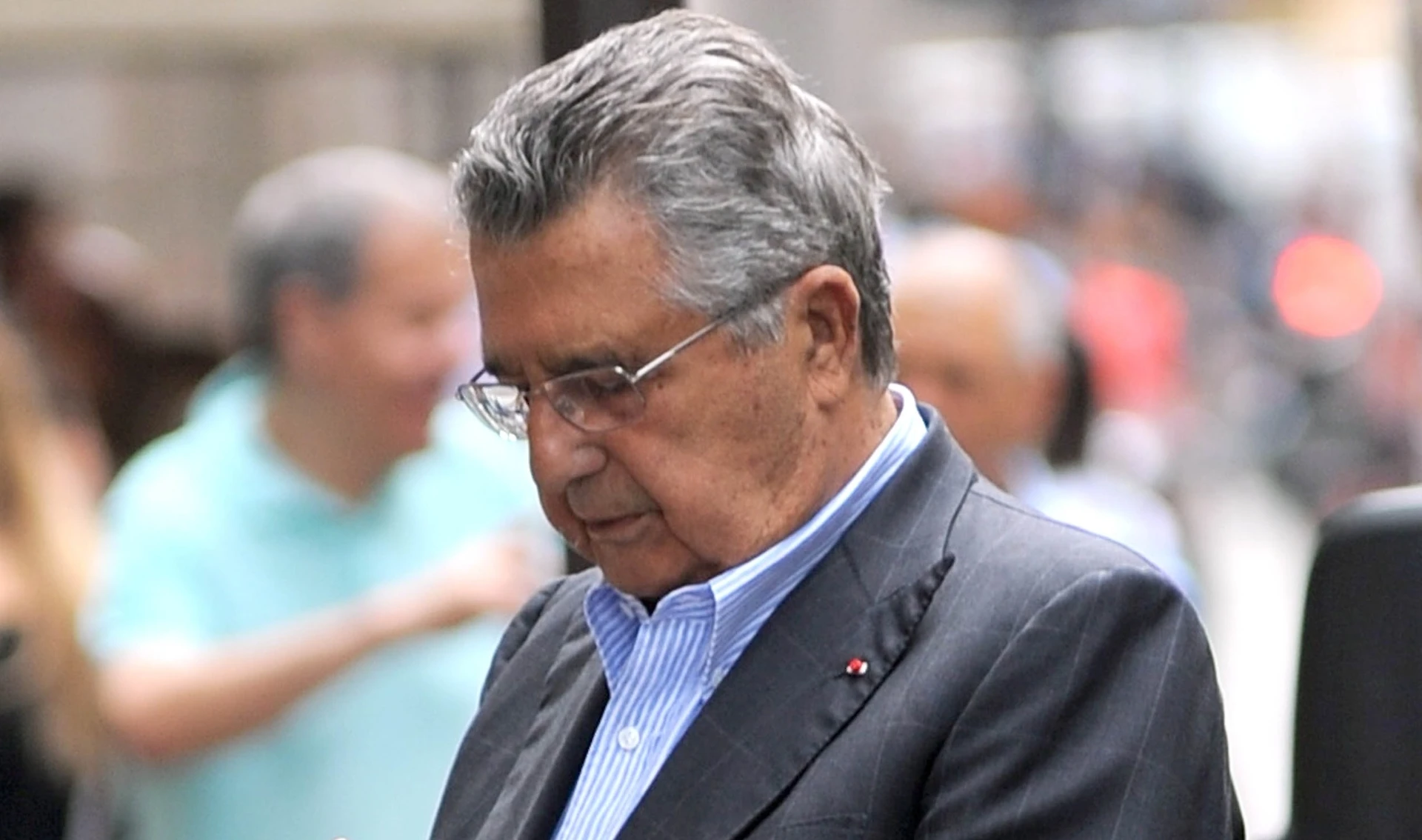 L'ultimo fallimento di De Benedetti: che cosa è costretto a vendersi